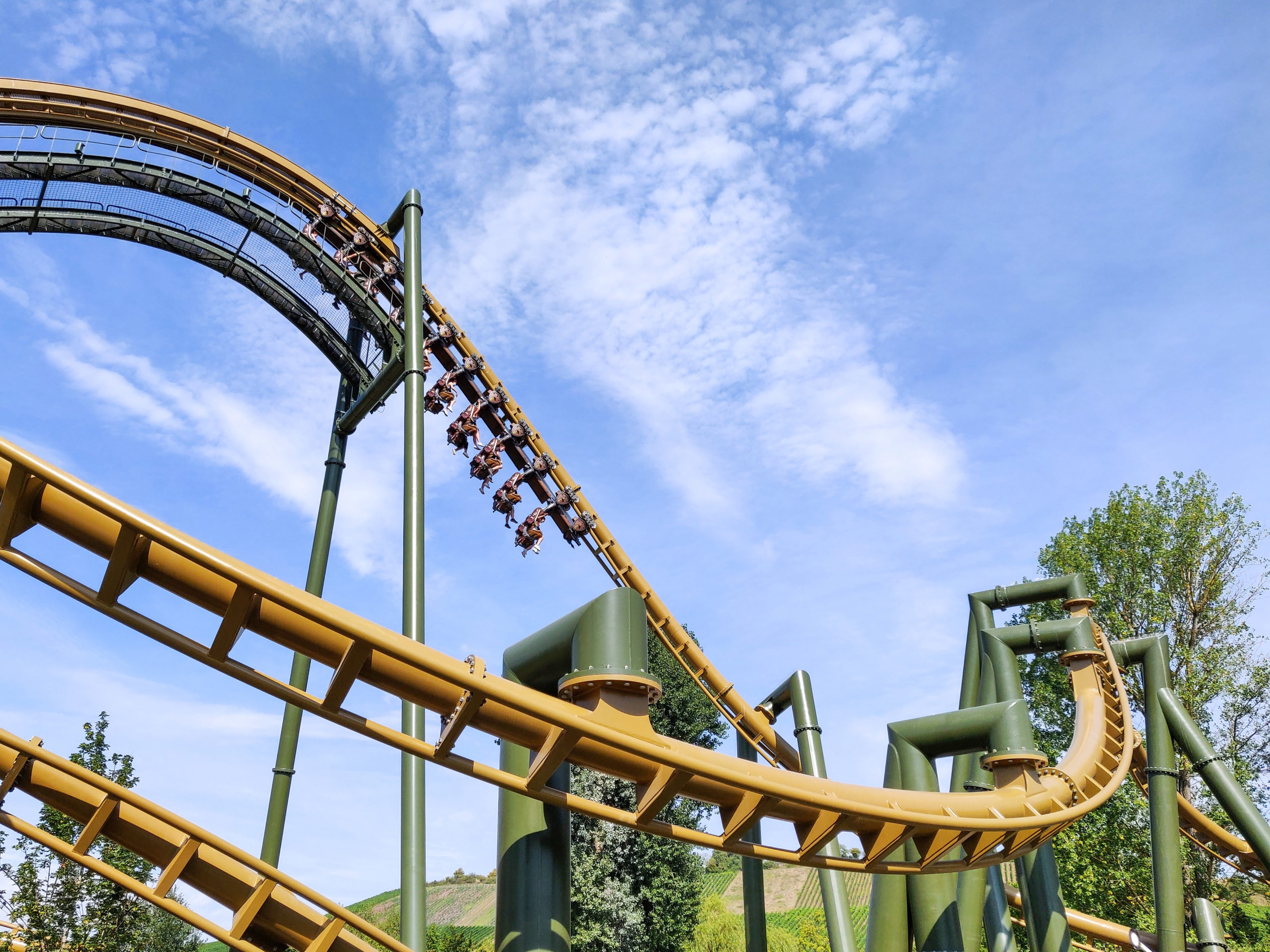 Featured image of post INTERVIEW - Tripsdrill et Vekoma inaugurent Hals-über-Kopf, le tout premier Suspended Thrill Coaster